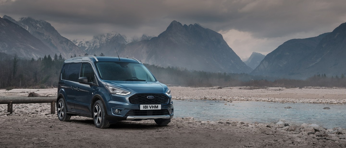 Ford Transit Connect Active Blau ¾-Frontansicht parkt in Gebirge an Flußufer