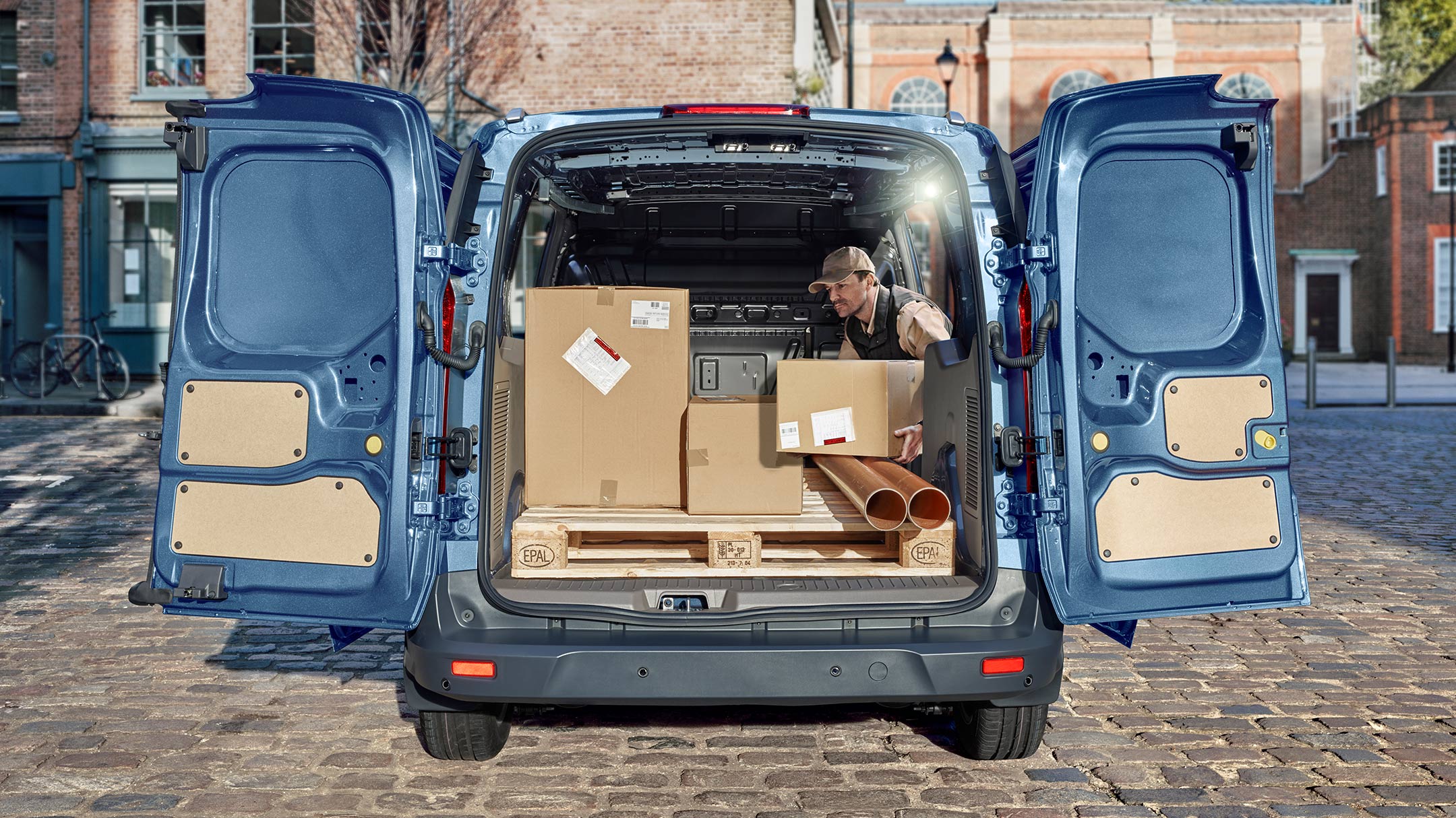 Ford Transit Connect Blau Heckansicht weit geöffnete Hecktüren wird beladen