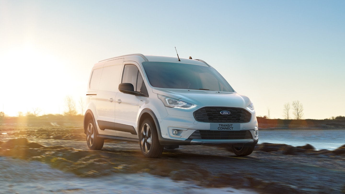 Ford Transit Connect Active in Weiß ¾-Frontansicht fährt auf unbefestigtem Uferweg