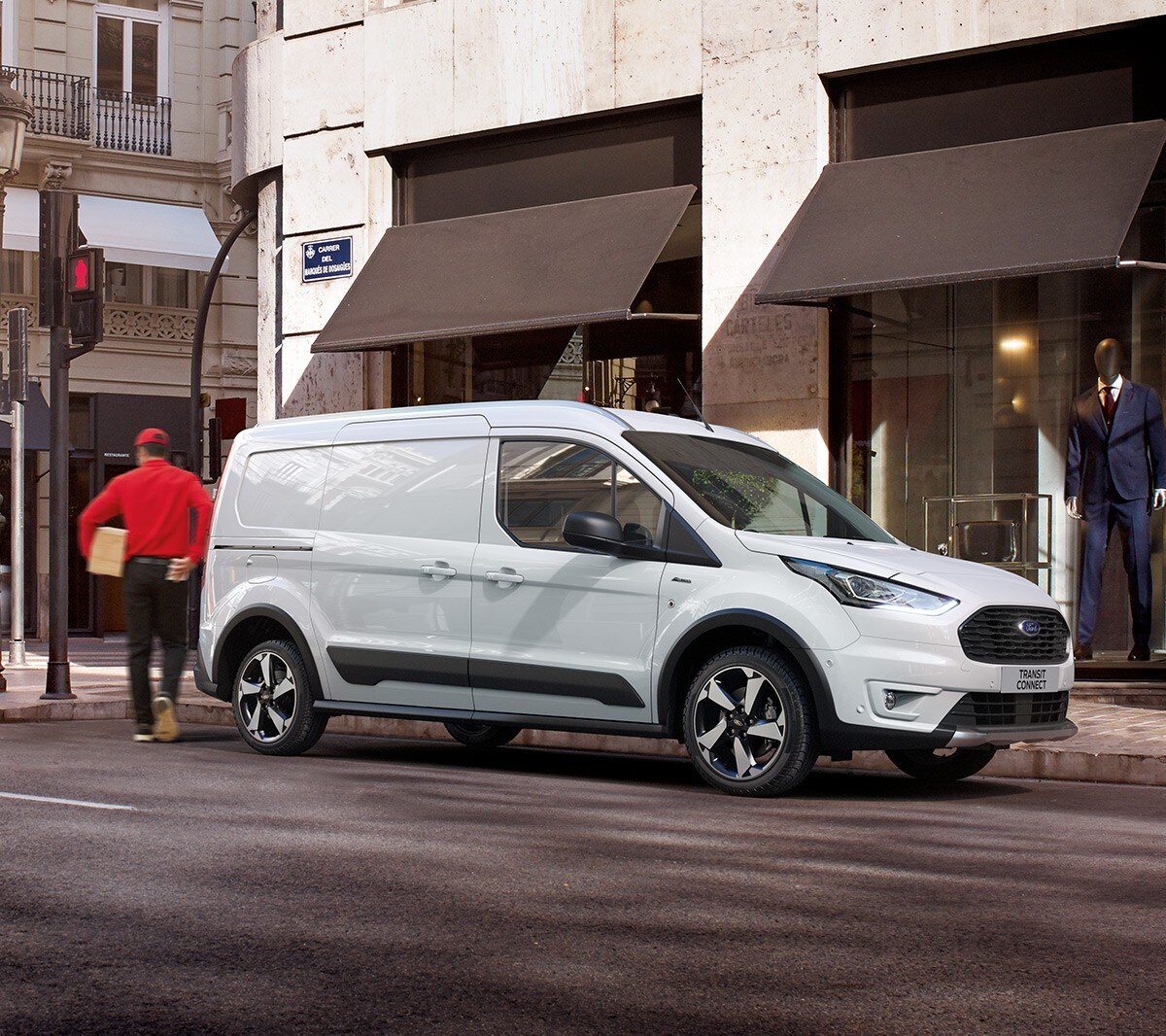 Ford Transit Connect Active in Weiß Seitenansicht parkt vor Geschäftsgebäude