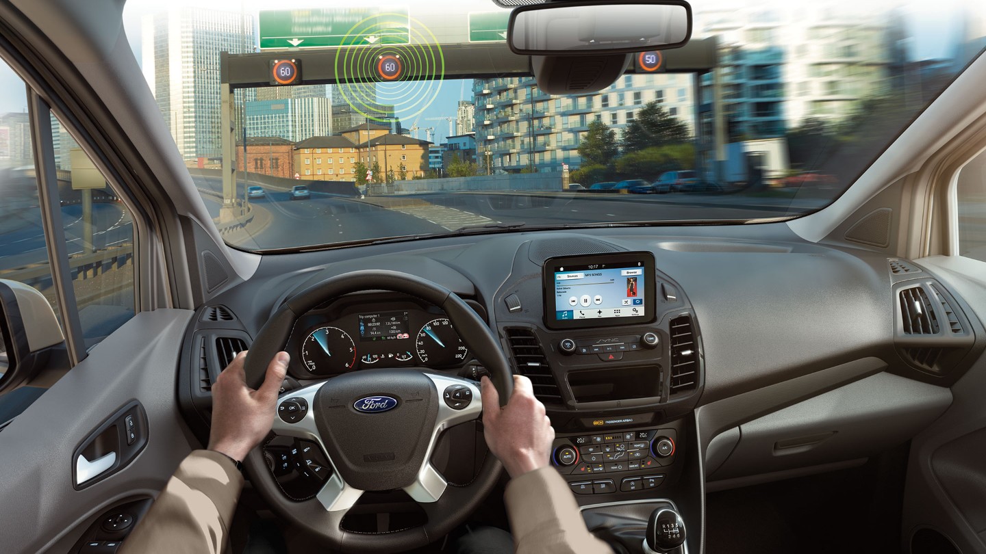 Ford Transit Connect Innenraumschuss mit Verkehrsschild-Erkennungssystem