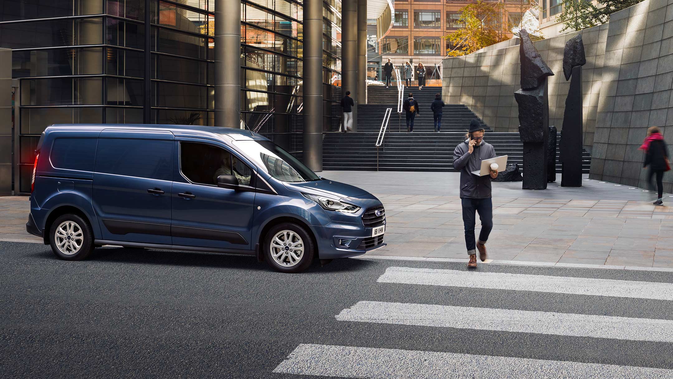 Ford Transit Connect Blau Seitenansicht stehend vor Zebrastreifen