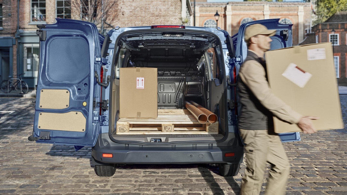 Ford Transit Connect Blau mit weit geöffneten Hecktüren wird entladen