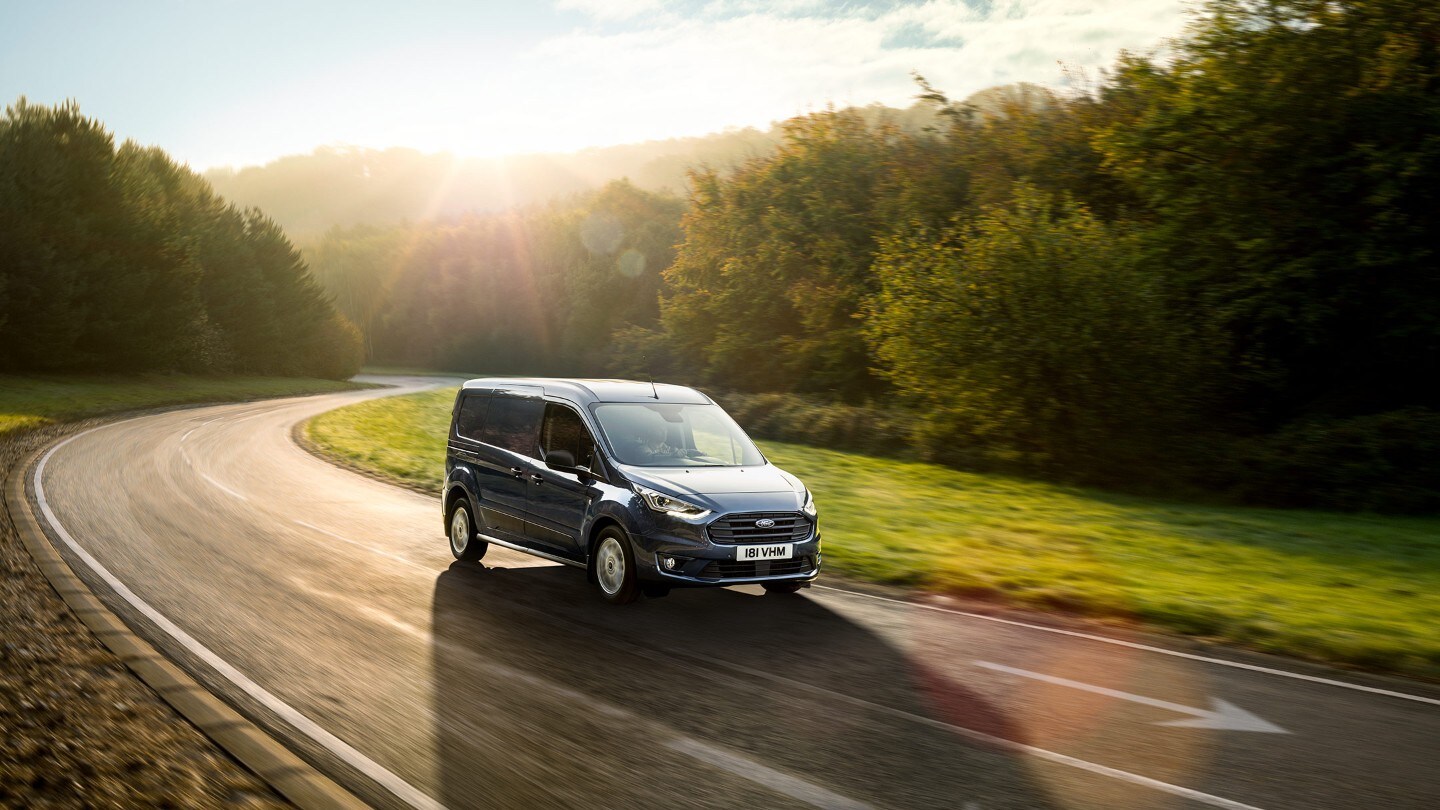 Ford Transit Connect Kastenwagen Blau ¾-Frontansicht in Bewegung auf Landstraße