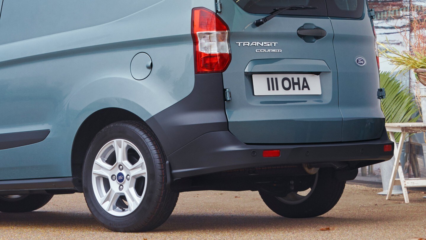 Ford Transit Courier in Grau Ausschnitt der ¾-Heckansicht mit Stoßfänger im Detail