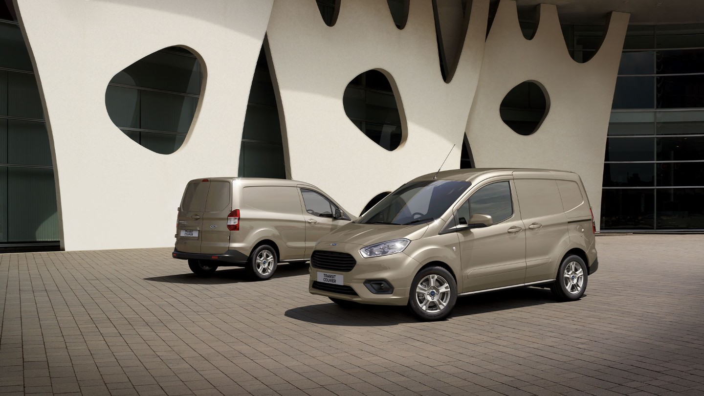 Ford Transit Courier in Champagner jeweils in  der ¾-Front und -Heckansicht parken voreinander