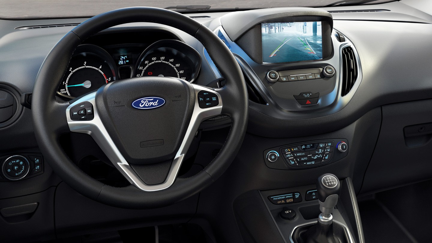 Ford Transit Courier Innenraumschuss Display mit Rückfahrkamera im Detail