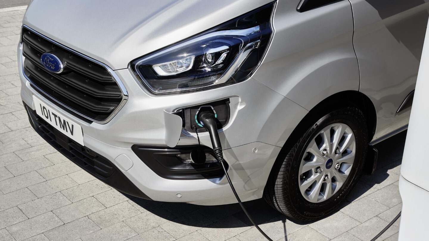 Ford Transit  Custom Kastenwagen LKW Plug-in-Hybrid Silber Ladeanschluss im Detail