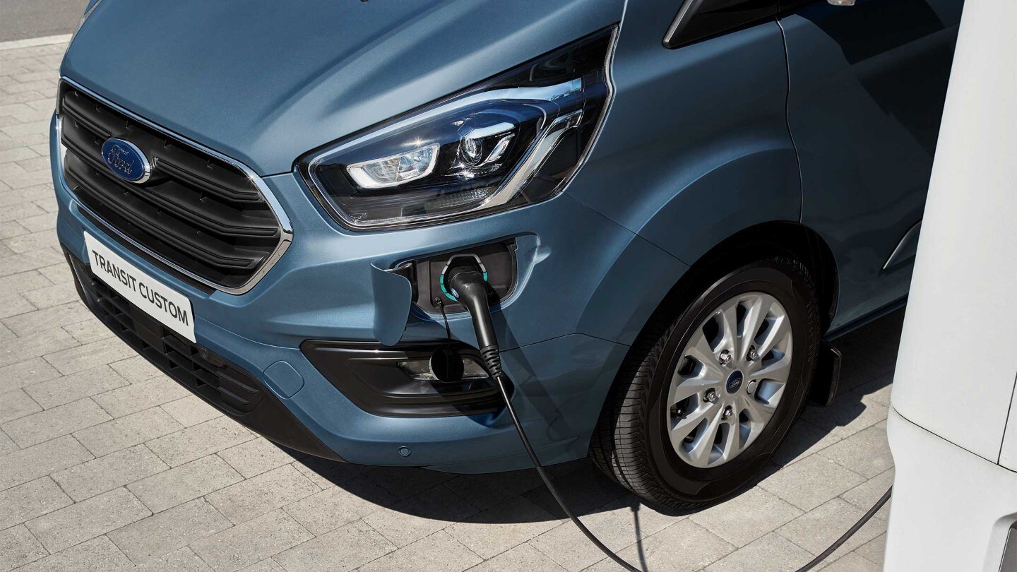 Ford Transit Custom Kastenwagen LKW Plug-in-Hybrid Blau Ladeanschluss im Detail