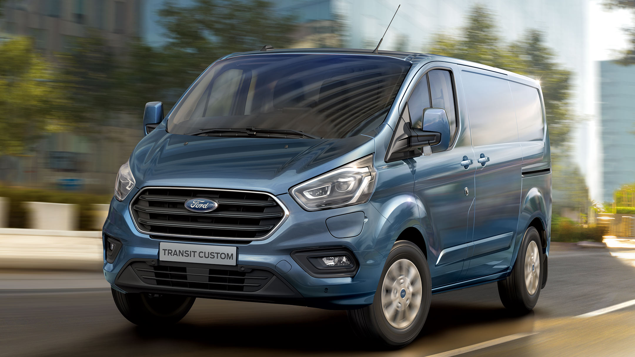 Ford Transit  Custom Kastenwagen LKW Plug-in-Hybrid Blau ¾-Seitenansicht in Bewegung auf Straße