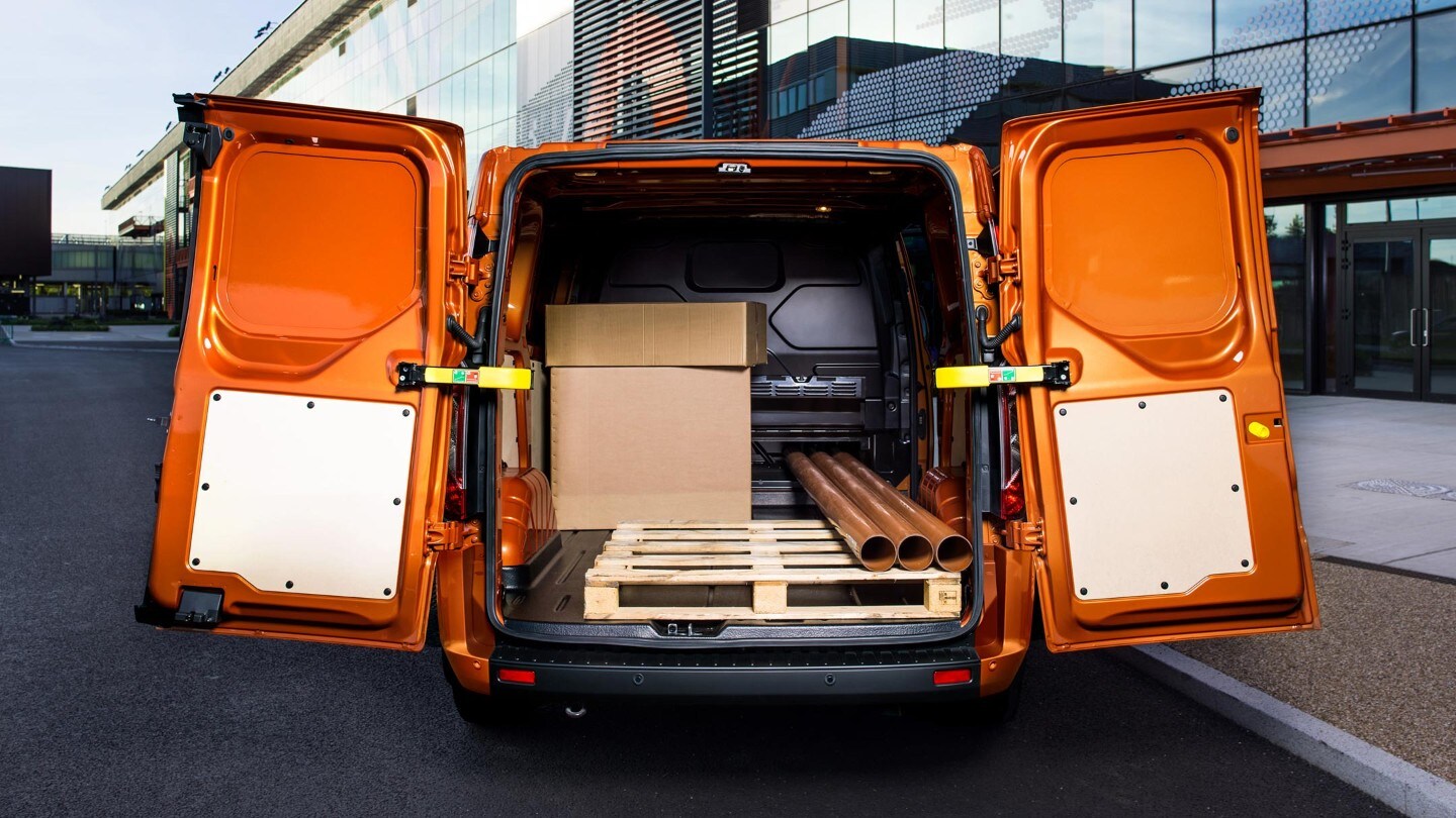 Ford Transit Custom Kastenwagen Orange Heckansicht beladen mit weit geöffneter Doppelflügelhecktür