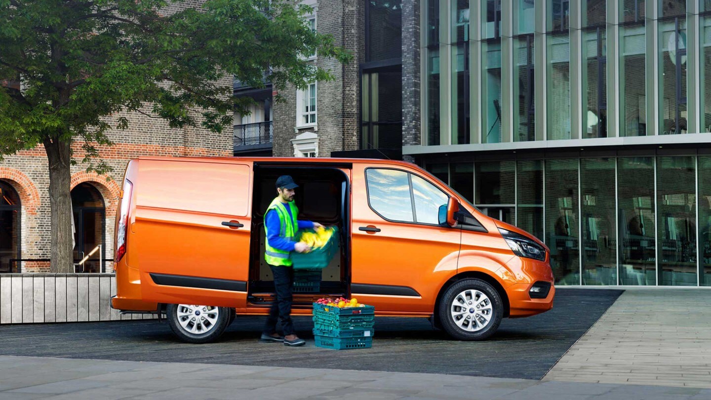 Ford Transit Custom Orange Seitenansicht wird entladen