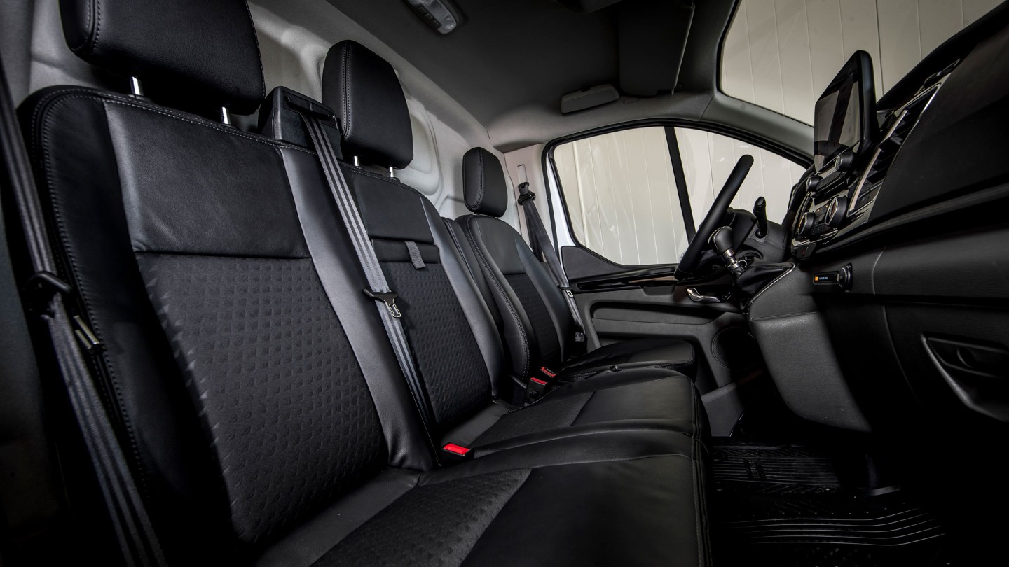 Ford Transit Custom Kastenwagen Innenraumansicht Fahrerkabine Beifahrer-Doppelsitz Blick zur Fahrerseite