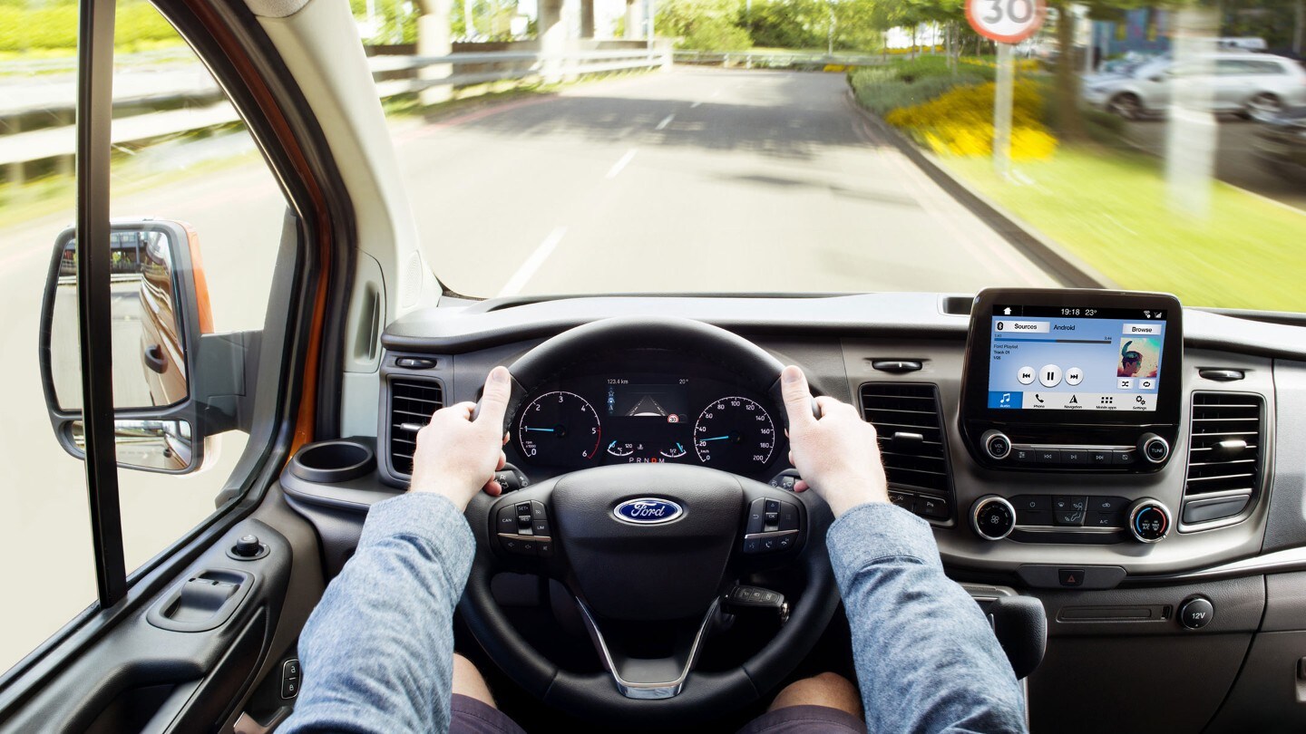 Ford Transit Custom Innenraumansicht mit Blick auf vorausliegende Straße