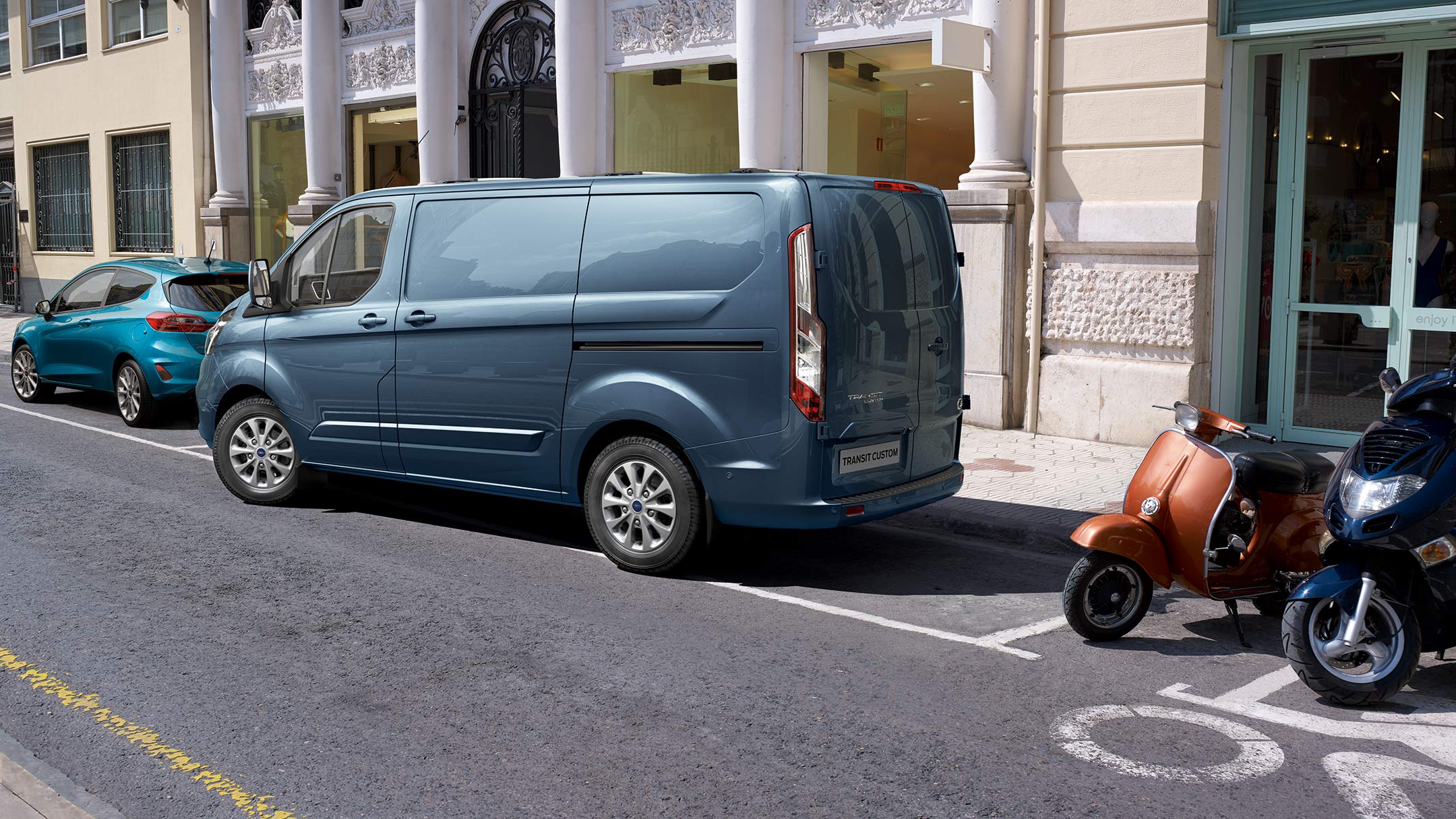 Ford Transit Custom Blau Seitenansicht parkt rückwärts in seitliche Parklücke