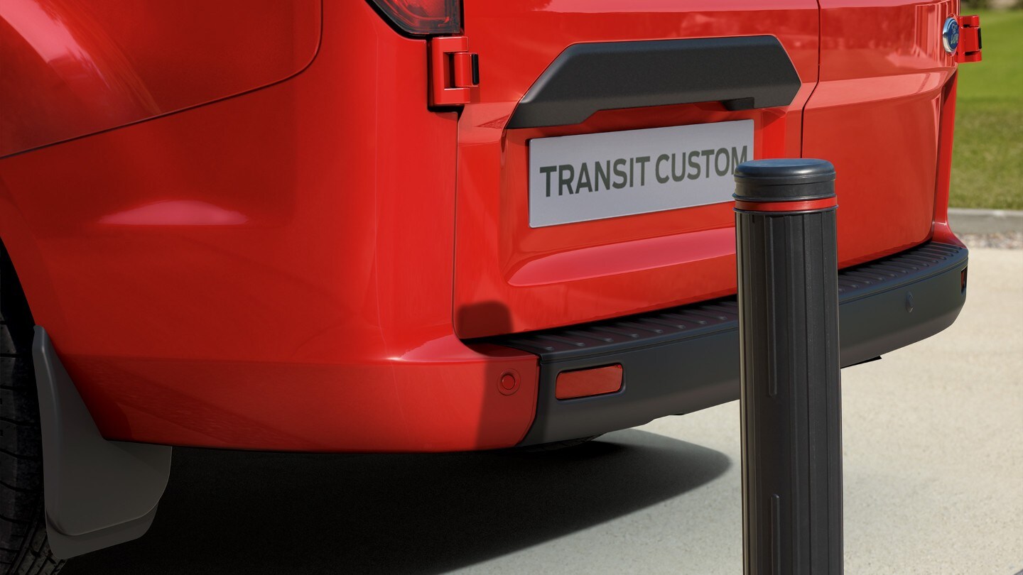Ford Transit Custom in Rot Ausschnitt Heckansicht mit Poller