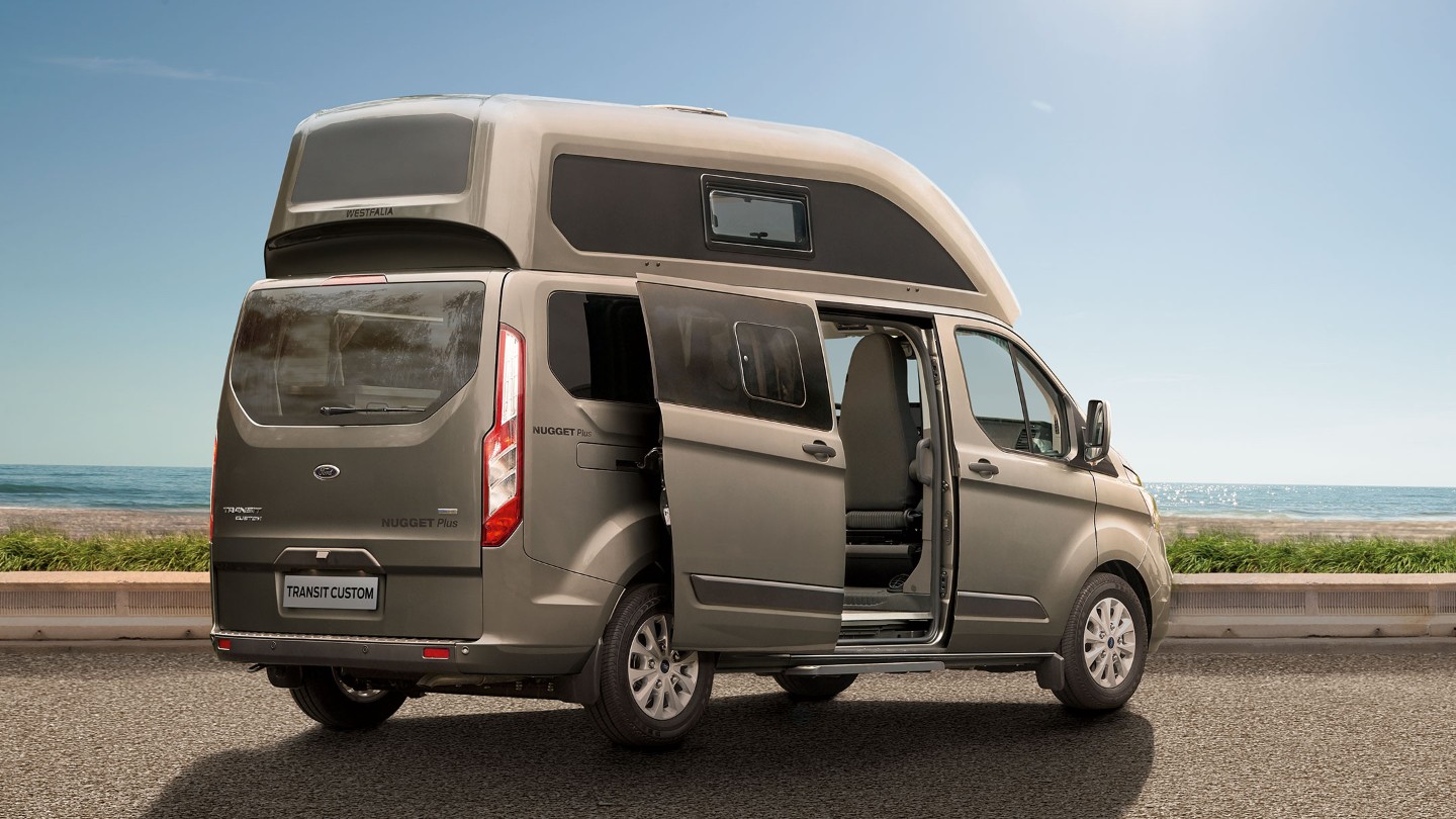 Ford Transit Custom Nugget Plus Champagner ¾-Seitenansicht geöffnete seitliche Schiebetür