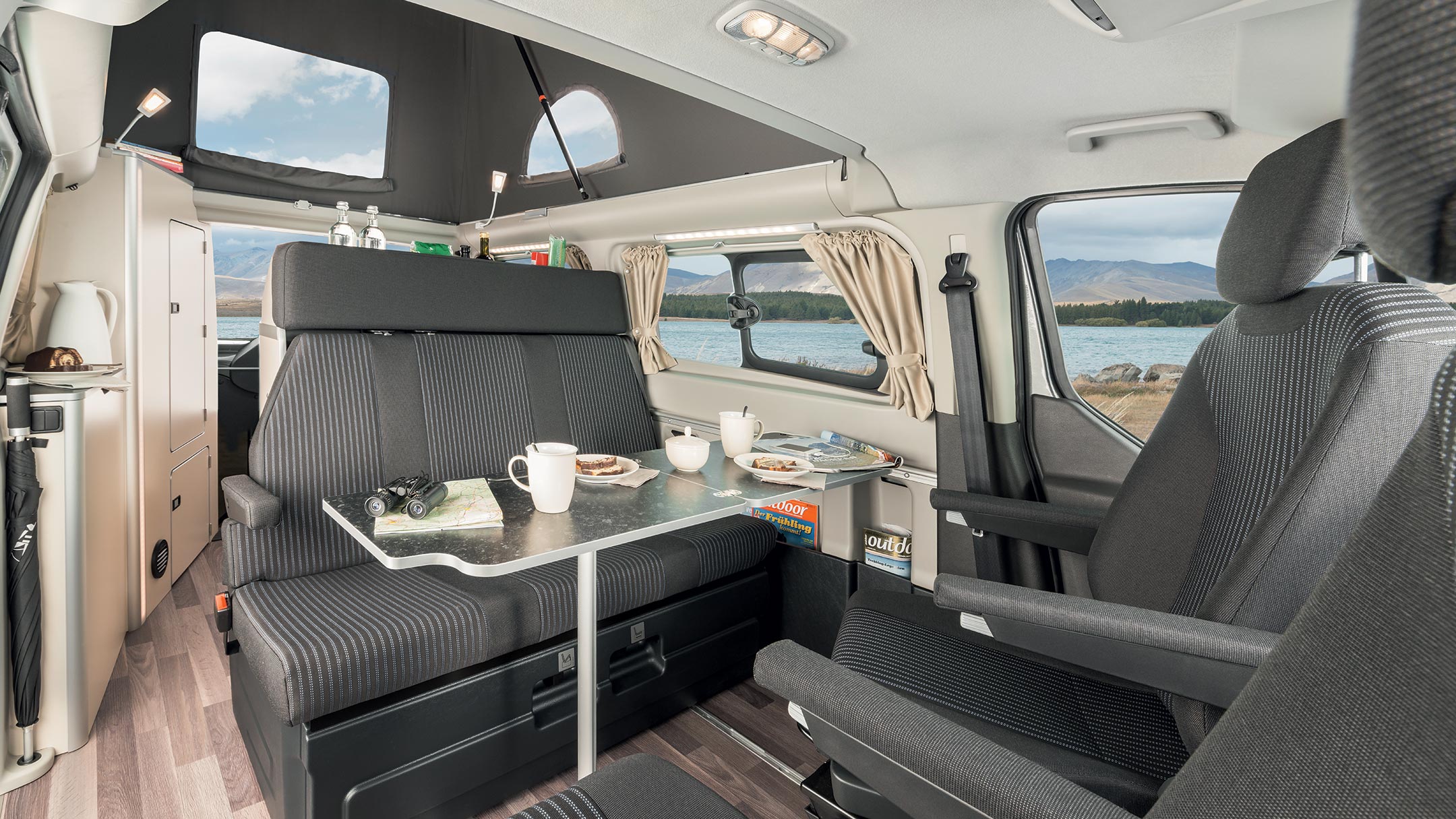 Ford Transit Custom Nugget Innenraumansicht Sitzgruppe mit Tisch