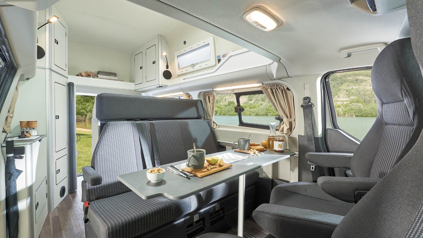 Ford Transit Custom Nugget Plus Innenraumansicht Sitzgruppe mit Tisch