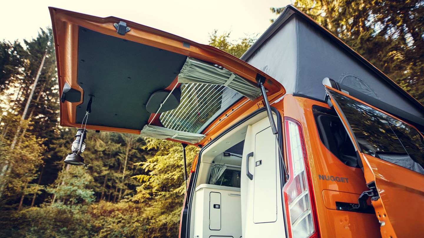 Ford Transit Custom Nugget Orange weit geöffnete Hecktür im Detail