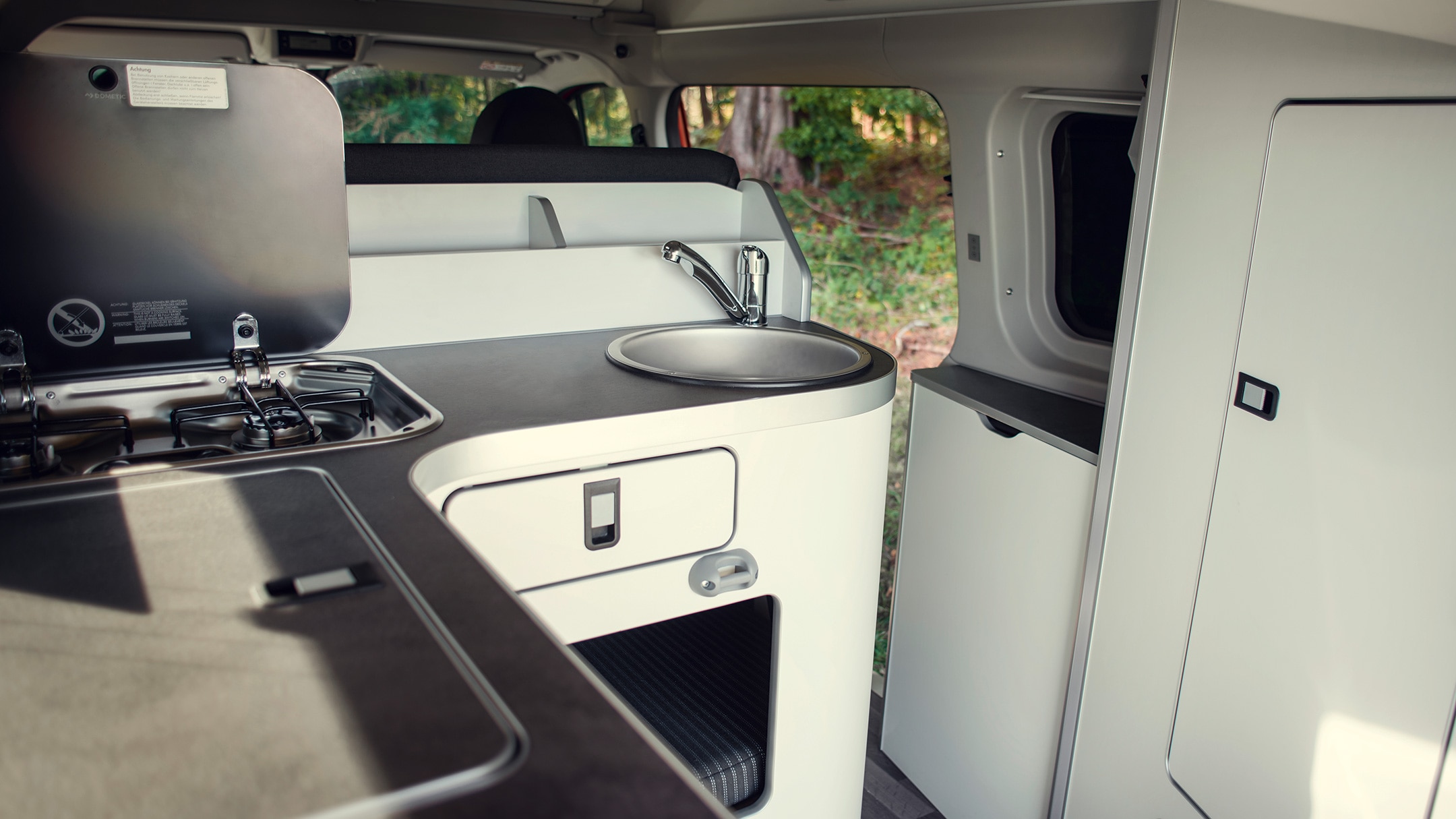 Ford Transit Custom Nugget Innenraumansicht Küchenzeile