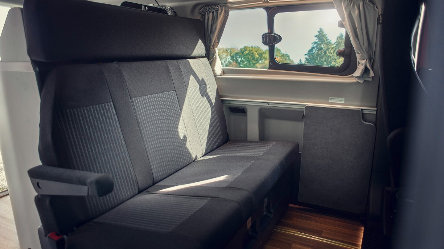 Ford Transit Custom Nugget Orange Fahrgastraum mit 3er-Rücksitzbank