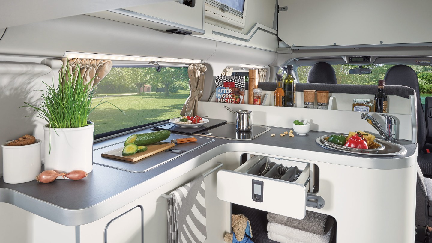 Ford Transit Custom Nugget Plus Innenraumansicht Küchenzeile