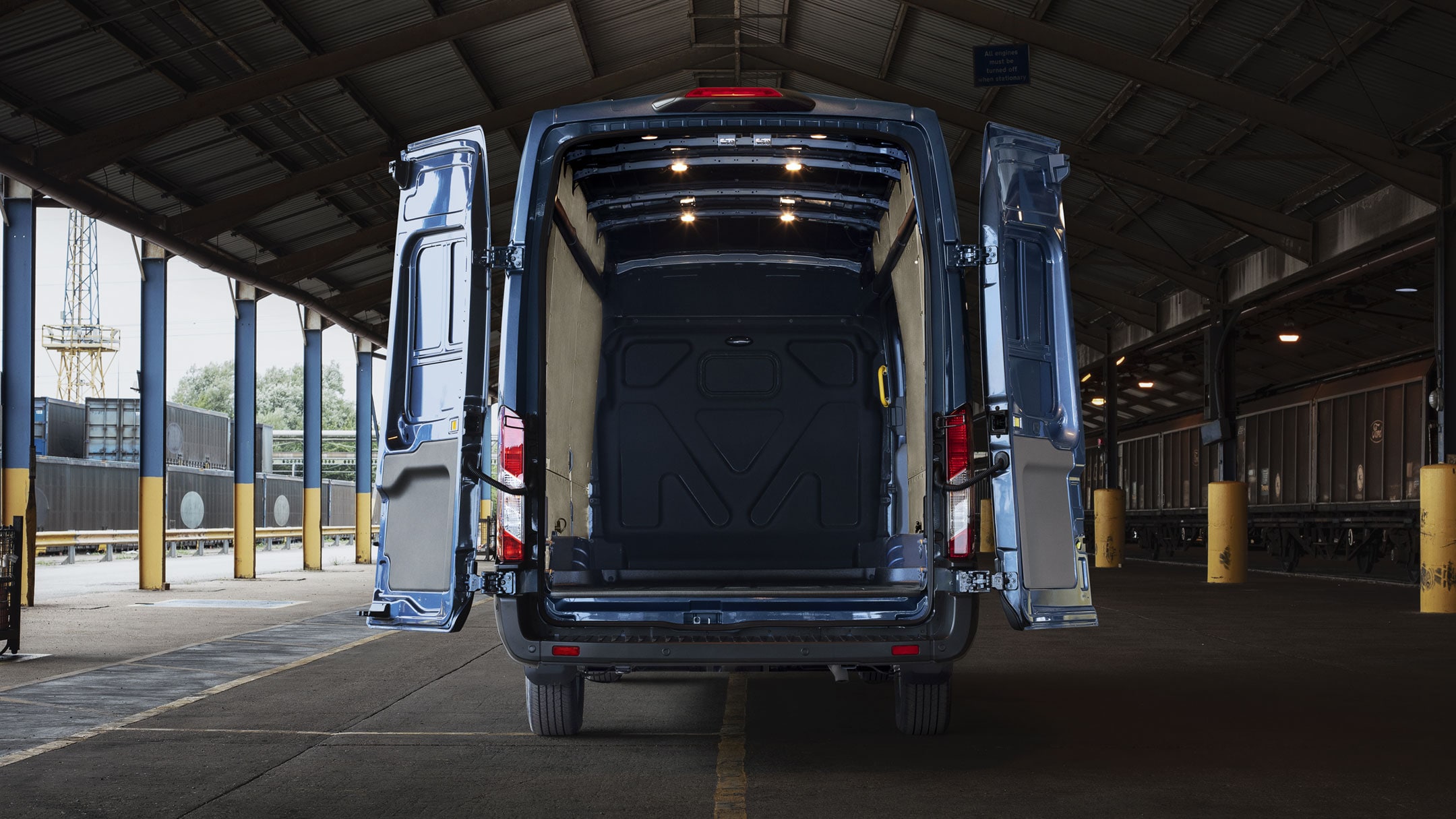 Ford Transit Kastenwagen blau weit geöffnete Hecktüren