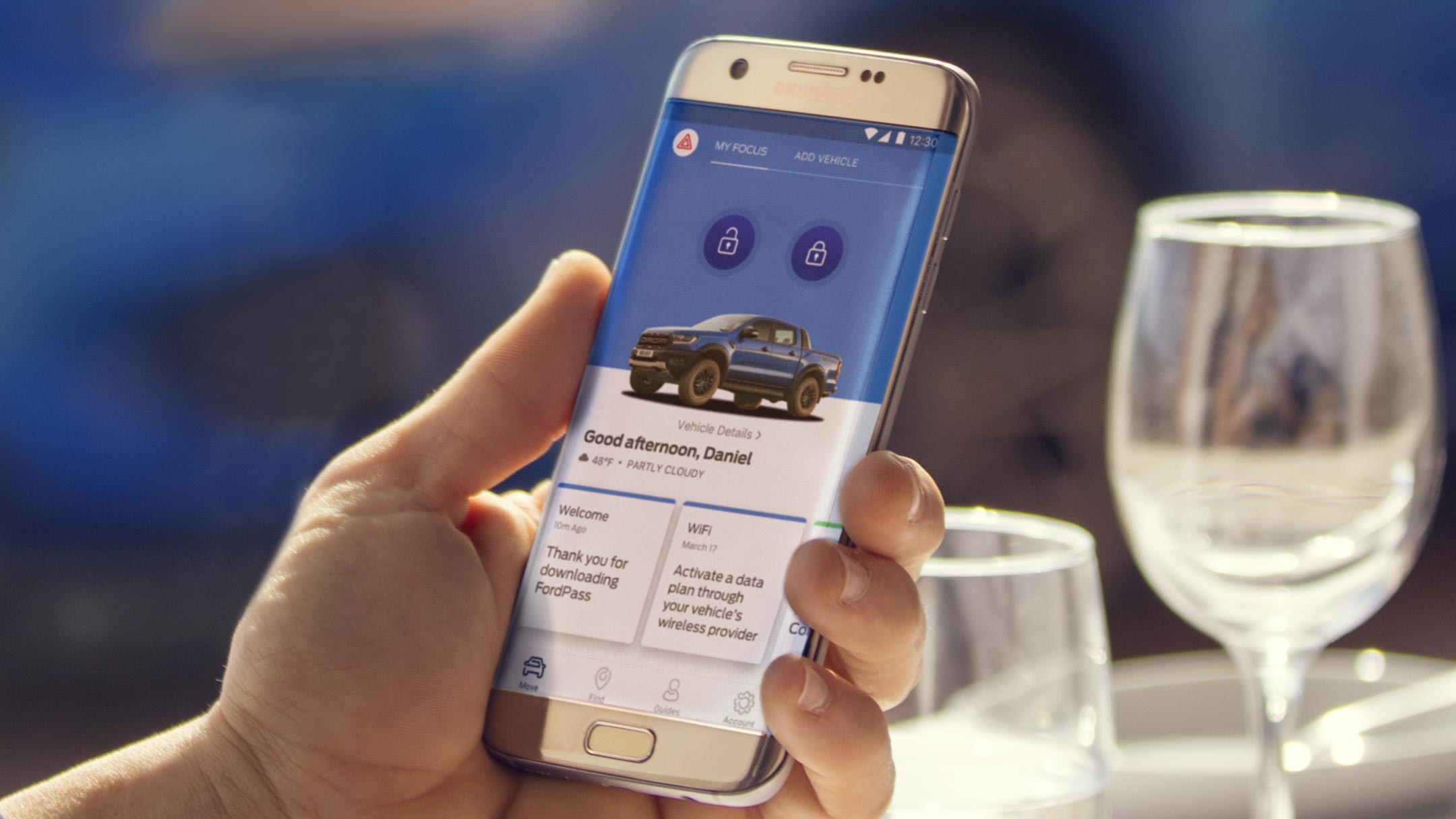 FordPass App - Hand hält Mobiltelefon