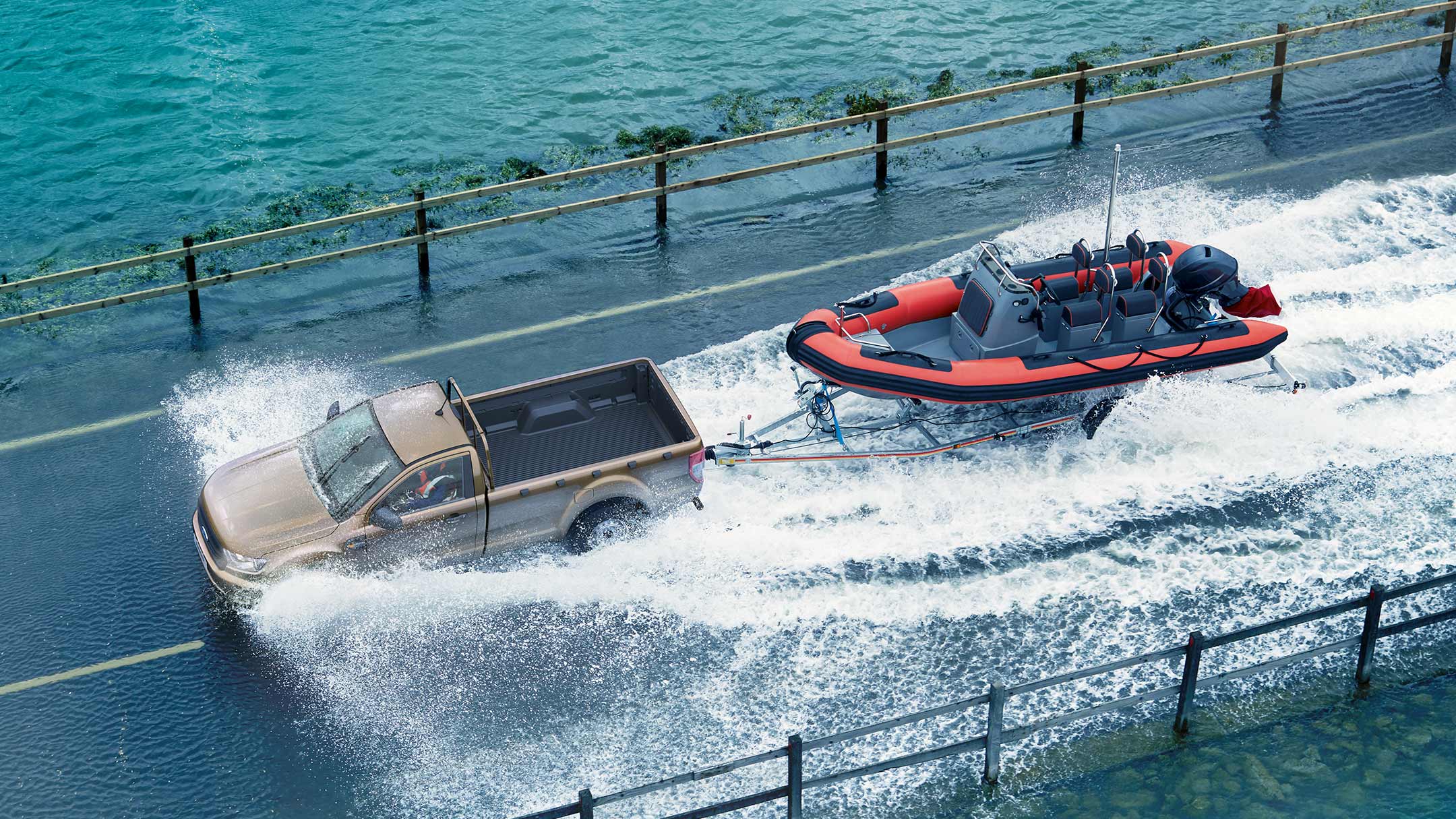 Ford Ranger Champagner zieht Anhänger mit Speedboot aus dem Wasser