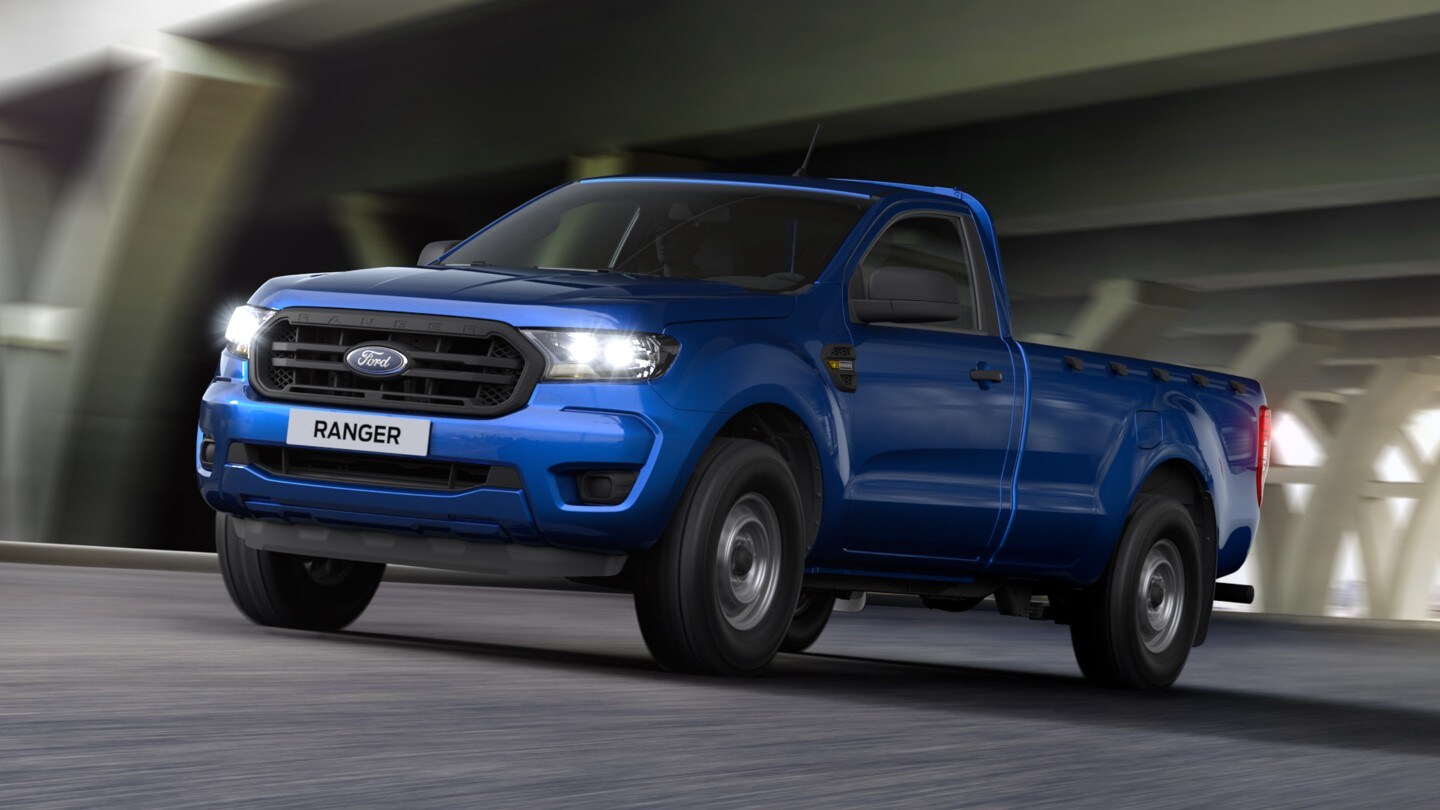 Ford Ranger Einzelkabine Blau ¾-Frontansicht in Bewegung durch Unterführung