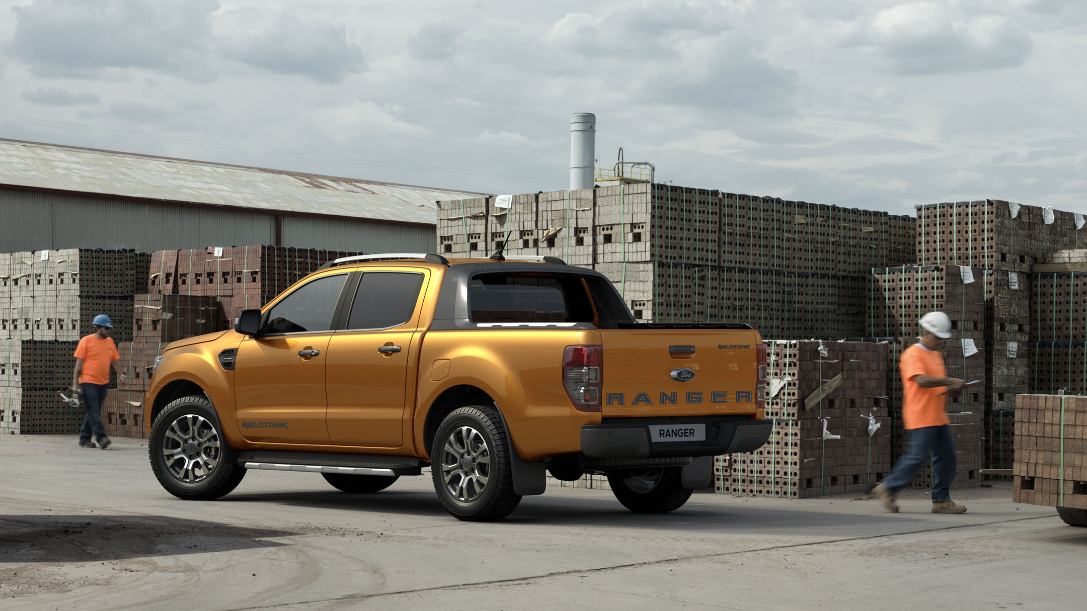 Ford Ranger Orange ¾-Heckansicht parkt auf Bauhof