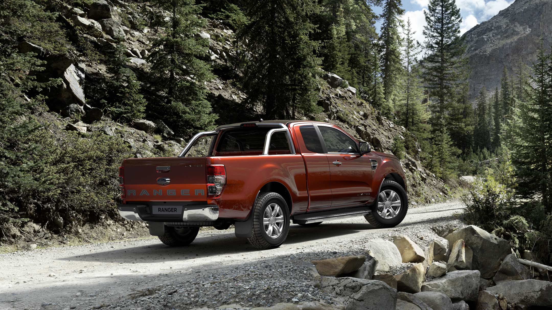 Ford Ranger Rot ¾-Heckansicht steht auf unbefestigtem Weg im Gebirge
