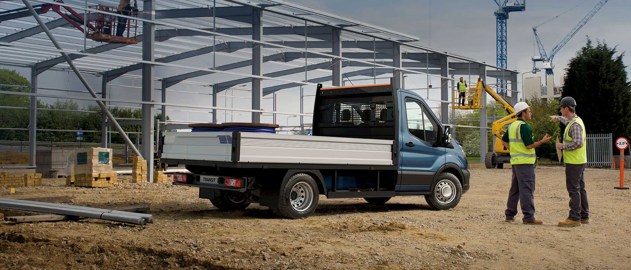 Ford Transit Fahrgestell Blau ¾-Seitenansicht beladen auf Baustelle