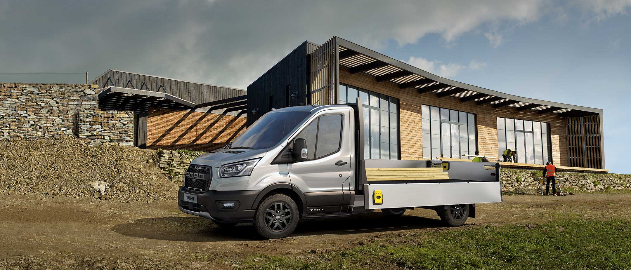 Ford Transit Fahrgestell Anthrazit Seitenansicht Fahrszene Schnellstraße bei Nacht