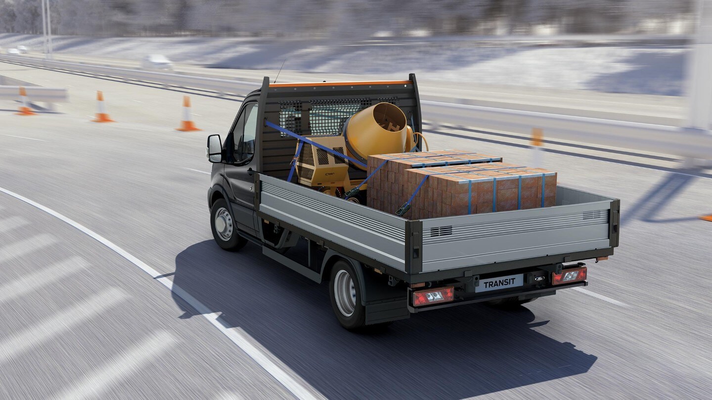 Ford Transit Fahrgestell Heckansicht beladen Fahrszene auf Autobahn 