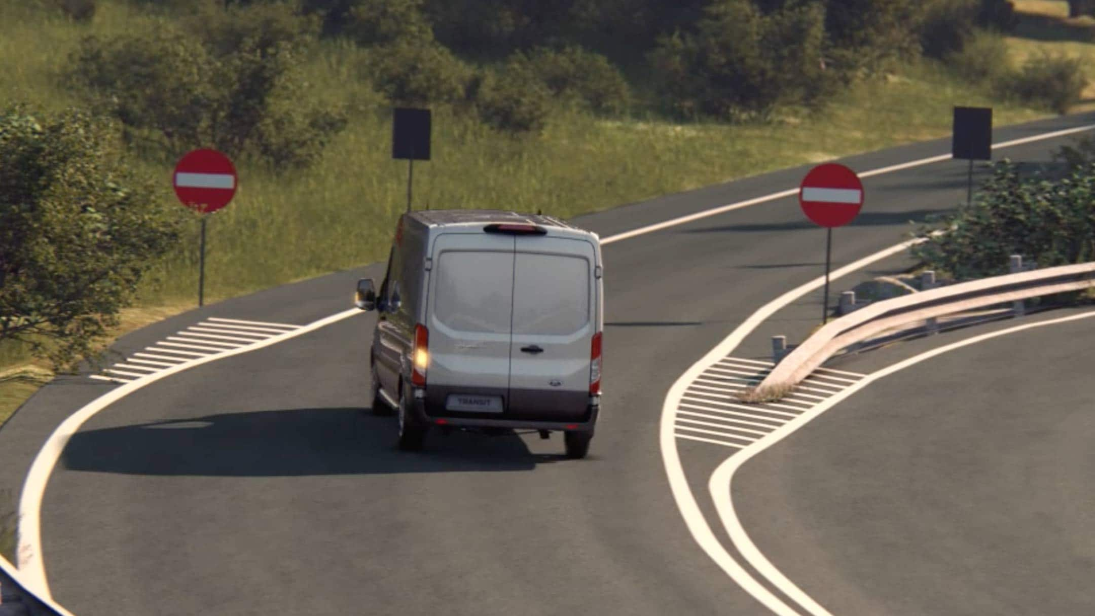 Ford Transit Kastenwagen in Silber Heckansicht bremst vor „Einfahrt verboten“ Schildern