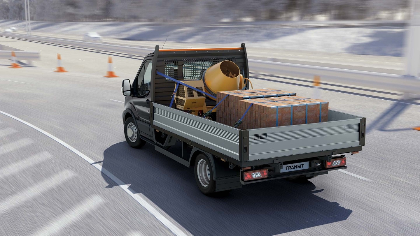 Ford Transit Pritschenwagen Einzelkabine Heckansicht beladen Fahrszene auf Autobahn