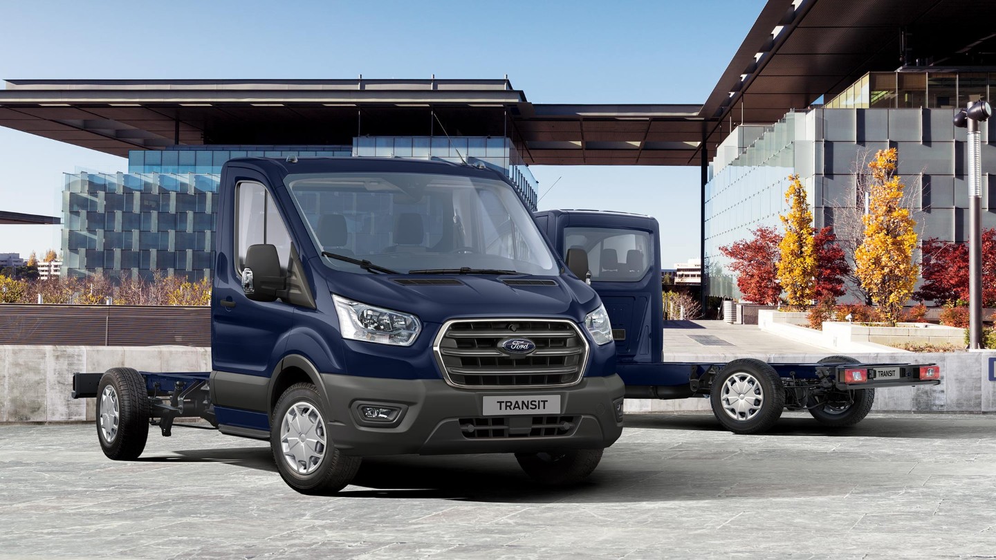 Ford Transit Fahrgestelle Einzelkabine Blau ¾-Frontansicht und -Heckansicht stehend auf Parkplatz