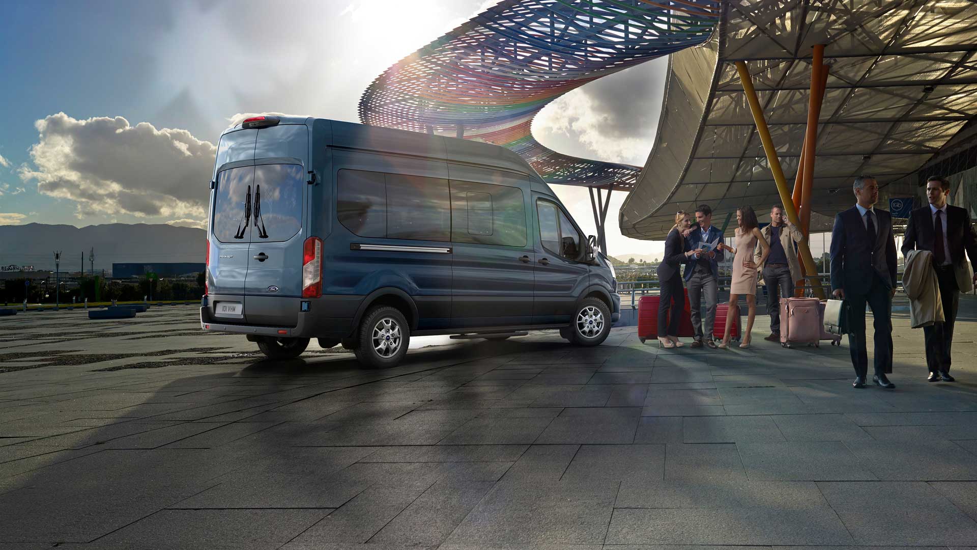 Blauer Ford Transit Bus Reise Flughafen Passagiere Koffer