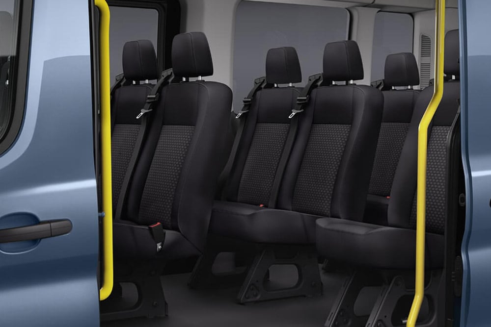 Bequemer Zugang in den Ford Transit Bus Personentrsnspoter Einstieg