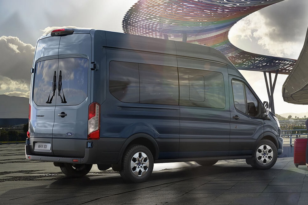 Blauer Ford Transit Bus Flughafen Koffer Gepäck Personen