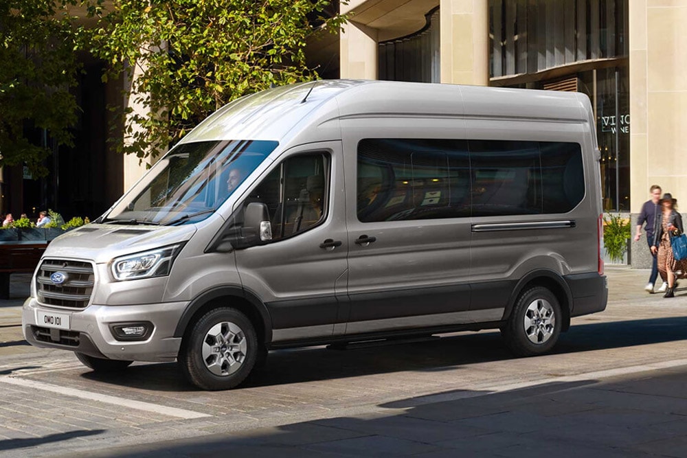Silber Ford Transit Bus Stadt Passagiere Parken