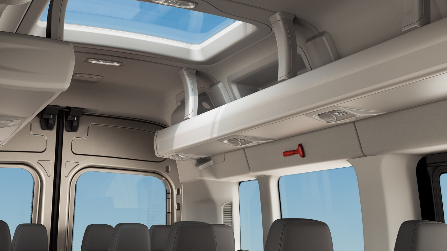Ford Transit Bus Innenraumschuss Ausschnitt Fahrgastbereich mit Dachfenster und Ablagemöglichkeit