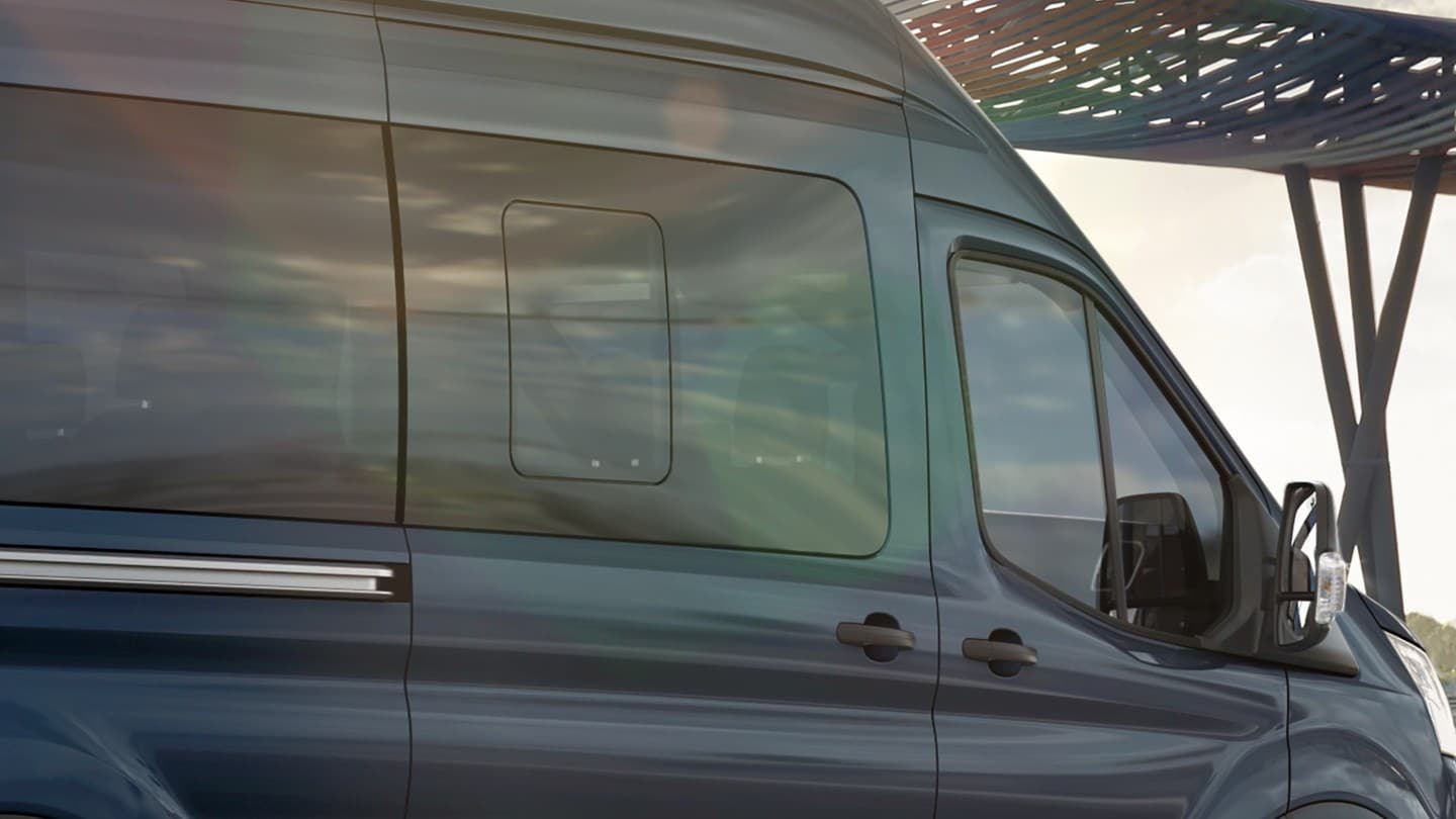 Ford Transit Bus Blau Seitenansicht seitliche Schiebetür im Detail