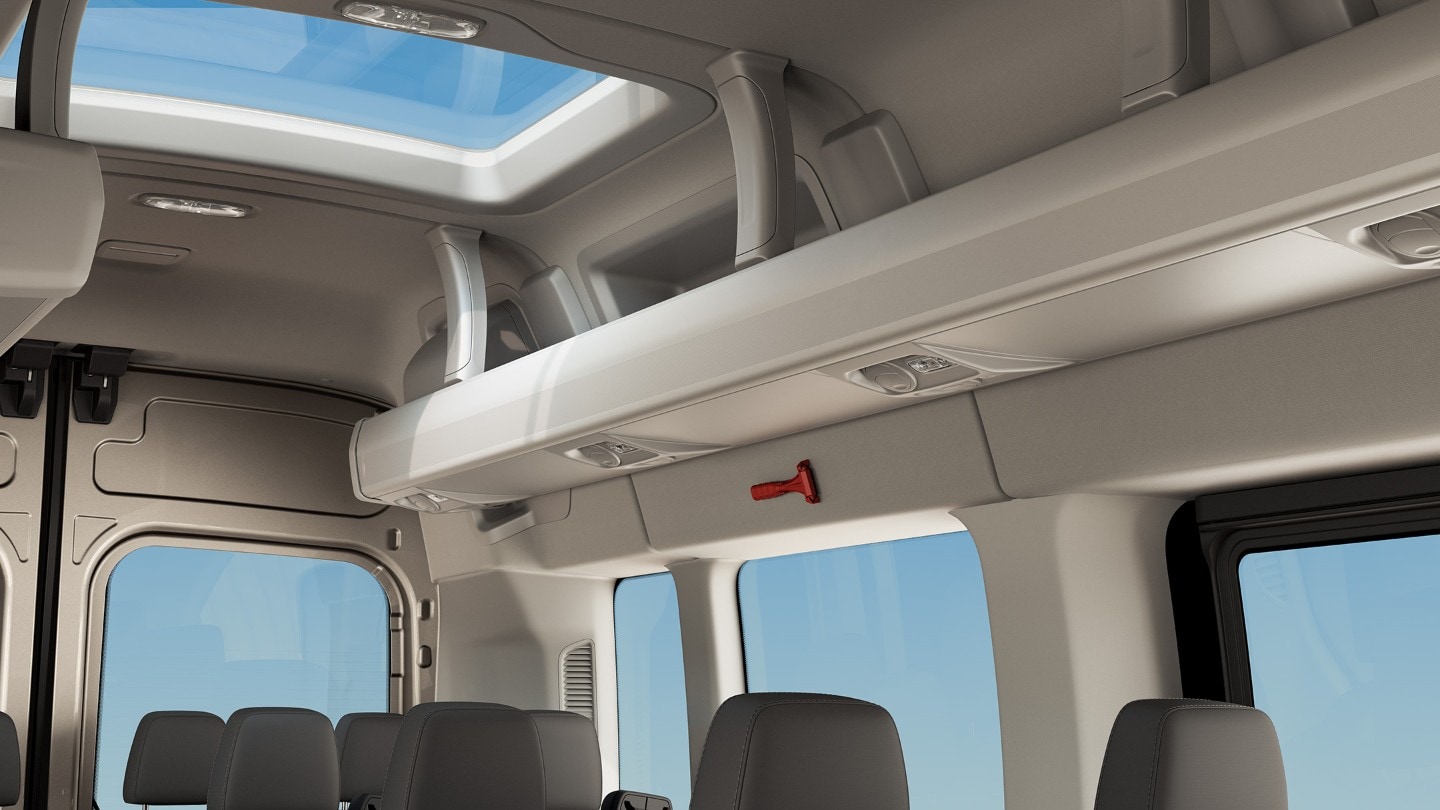 Ford Transit Bus Innenraumschuss Ausschnitt Fahrgastbereich mit Dachfenster und Ablagemöglichkeit