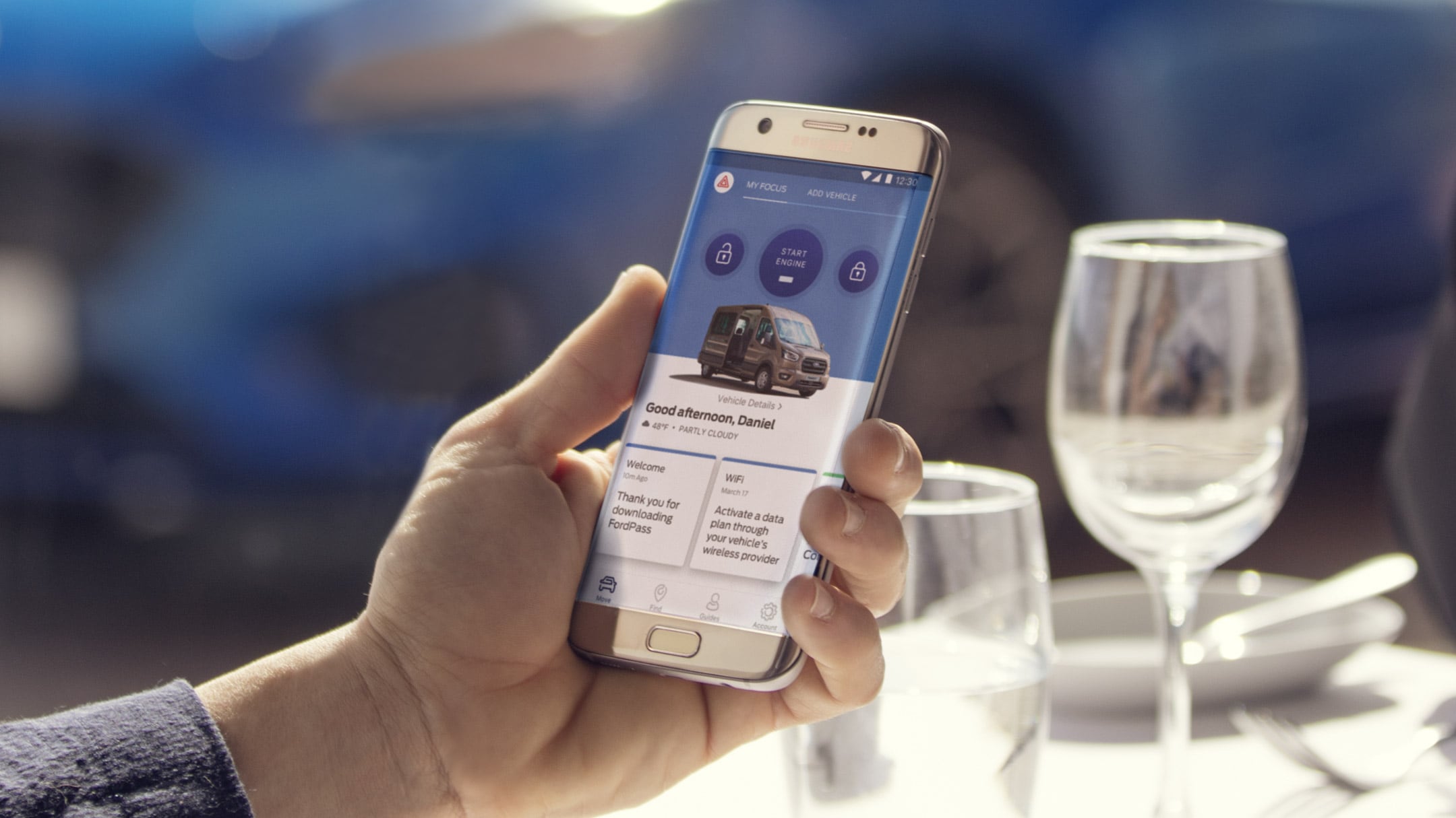 Smartphone in der Hand mit geöffneter FordPass App