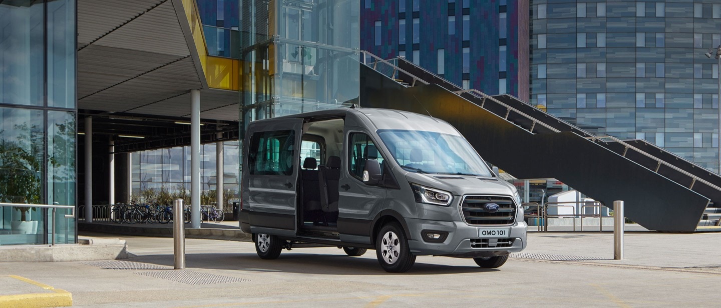 Grauer Ford Transit Bus Flughafen Passagiere Schiebtür Limited