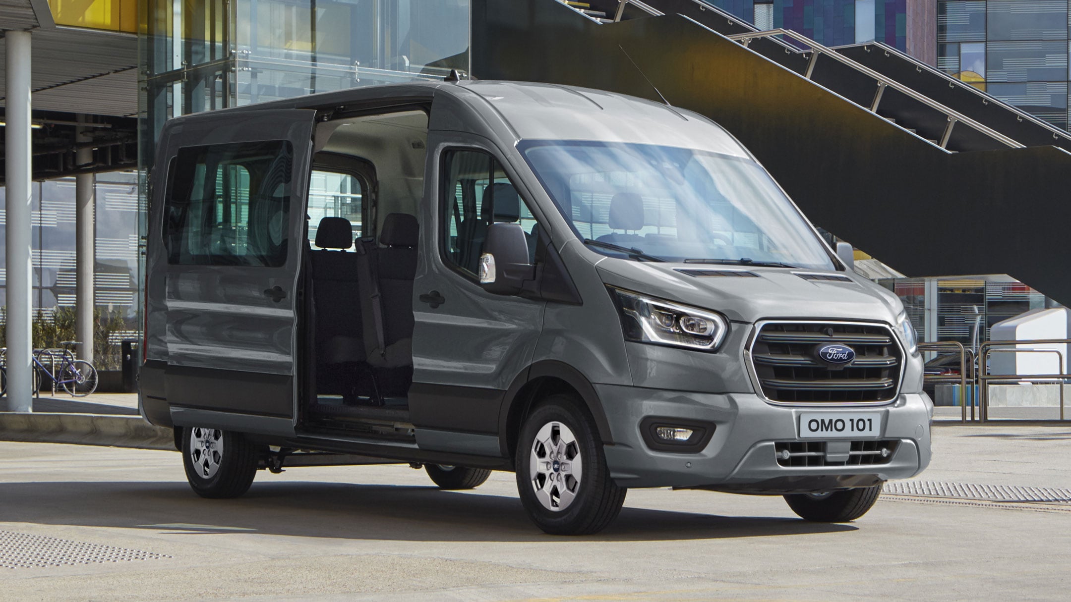 Grauer Ford Transit Bus Limited Reise Flughafen Schiebetür
