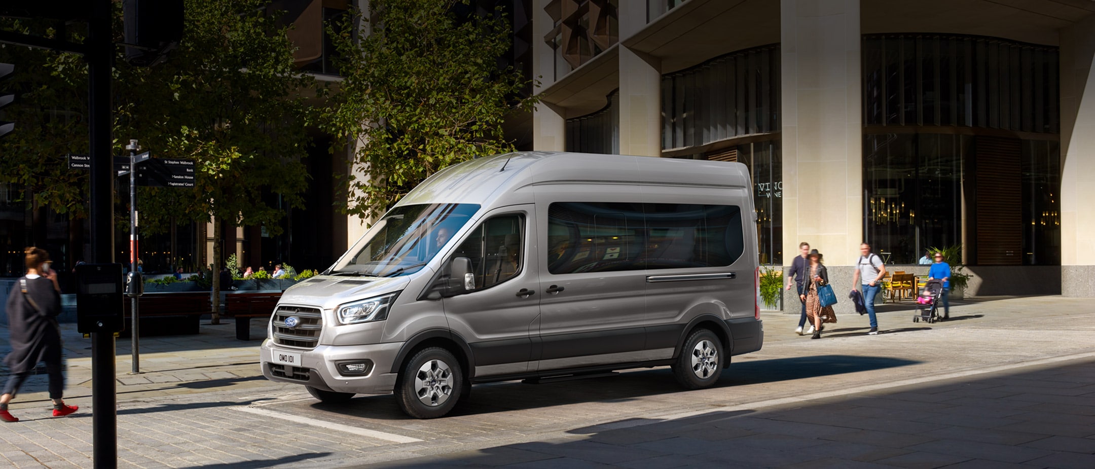 Silber Ford Transit Bus Stadt Passagiere Parken
